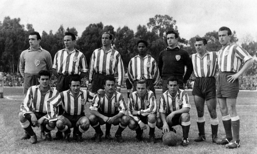 L’Atlético de Tetuan durant la temporada 195-52 en que l’equip africà va jugar a la primera divisió espanyola - @MoscaFutbolera L’Atlético de Tetuan durant la temporada 195-52 en que l’equip africà va jugar a la primera divisió espanyola