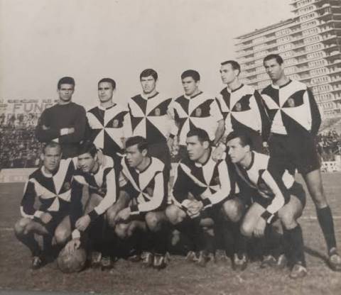 L’Atlético de Ceuta amb una samarreta que reprodueix la bandera ceutí, inspirada en la bandera de San Vicente o de Lisboa, una ensenya medieval portuguesa - ConceCeuta L’Atlético de Ceuta amb una samarreta que reprodueix la bandera ceutí, inspirada en la bandera de San Vicente o de Lisboa, una ensenya medieval portuguesa