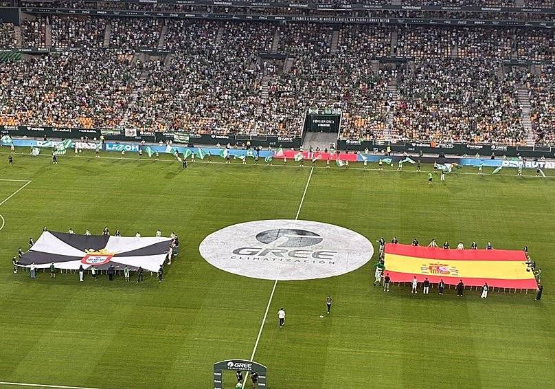 L’estadi de la Cartuja exhibeix una bandera de Ceuta i una d’Espanya abans del partit entre el Betis i el Reial Madrid - @TeQuieroBetis77 L’estadi de la Cartuja exhibeix una bandera de Ceuta i una d’Espanya abans del partit entre el Betis i el Reial Madrid