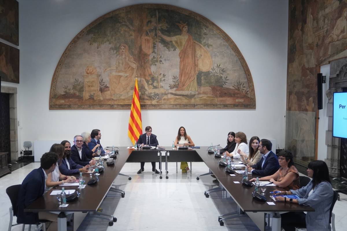 Més llibres i més càlcul mental: Govern i oposició exploren com revisar el model per reflotar l'educació