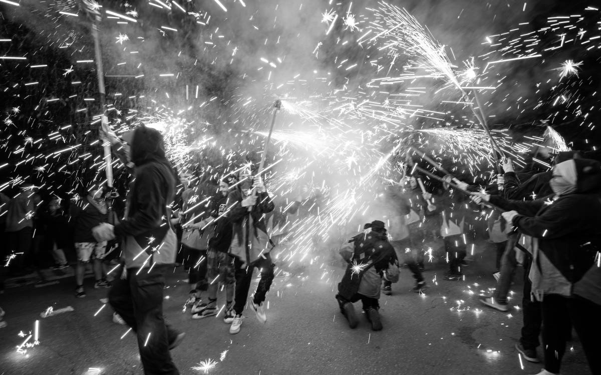 Els darrers compassos de l`estiu a Osona i el Lluçanès: correfoc del barri del Remei de Vic.