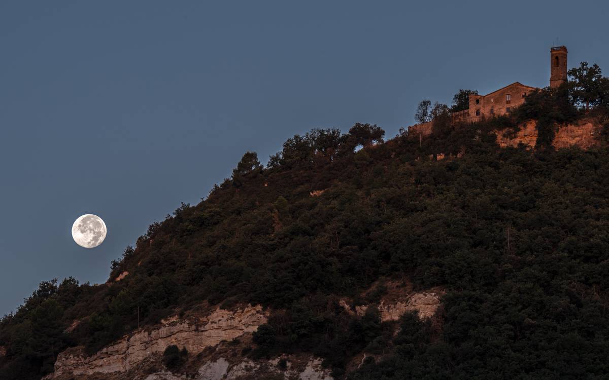 Els darrers compassos de l`estiu a Osona i el Lluçanès: la lluna i l`ermita de Sant Sebastià.