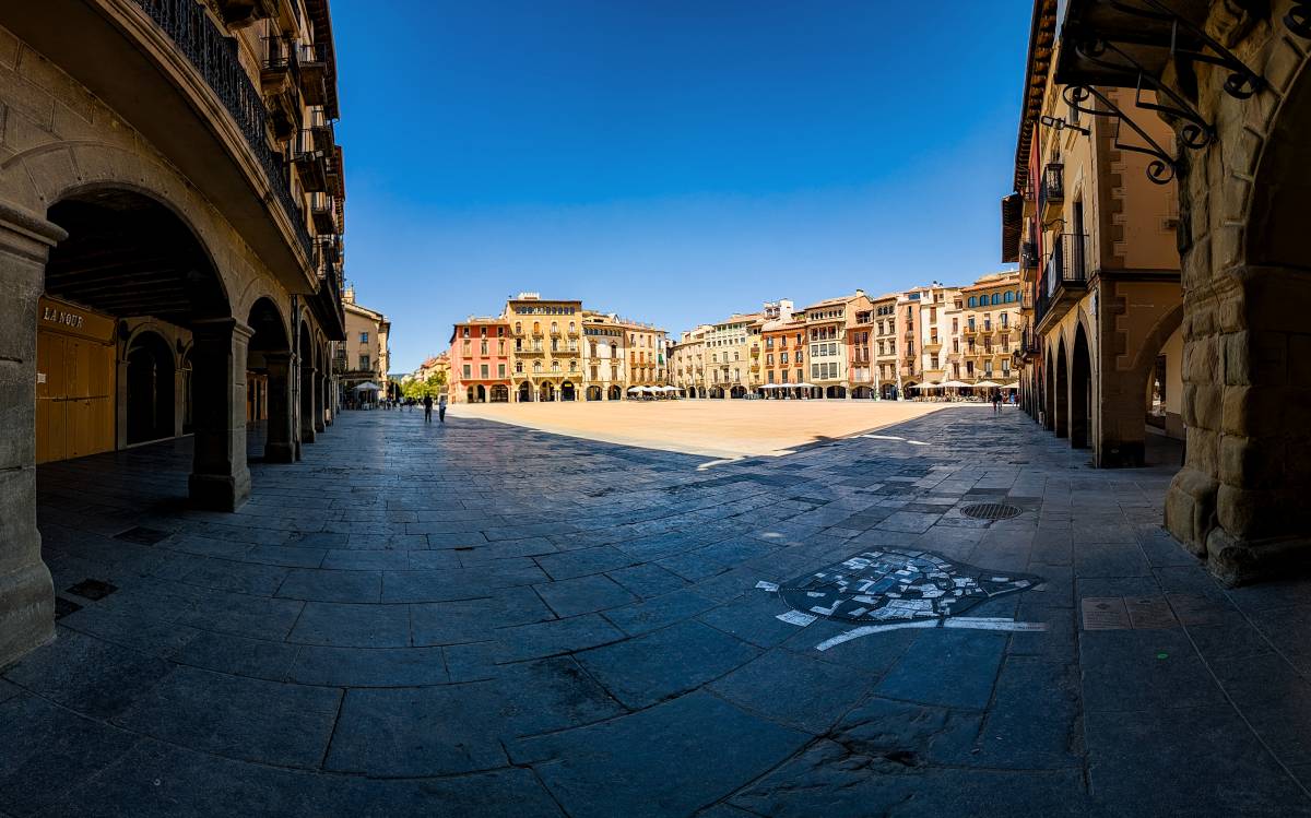 Els darrers compassos de l`estiu a Osona i el Lluçanès: plaça Major de Vic l`últim dia de l`agost 2026.