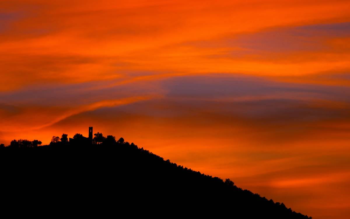Els darrers compassos de l`estiu a Osona i el Lluçanès: posta de sol i ermita de Sant Sebastià.
