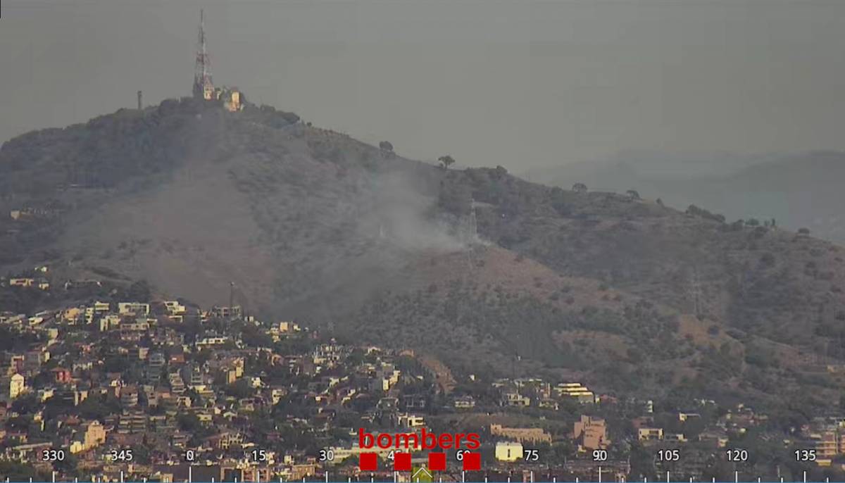 Els Bombers treballen en un incendi de vegetació a Collserola