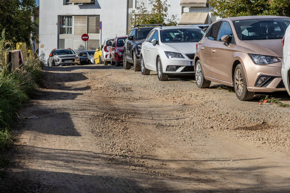 Un vehicle fa marxa enrere en veure l`estat de l`aparcament - Juanma Peláez Un vehicle fa marxa enrere en veure l`estat de l`aparcament
