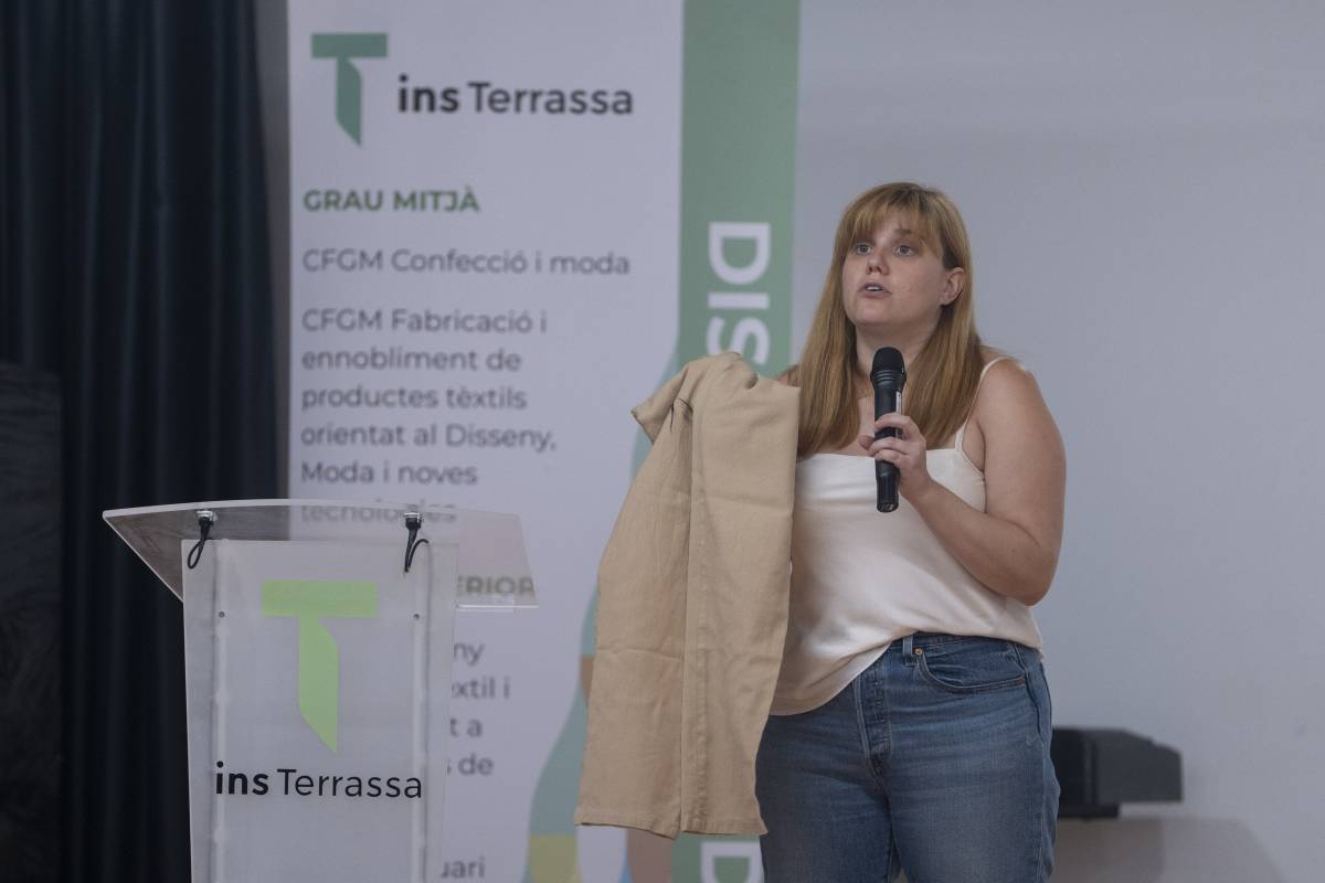 Oliver-Ortega ha mostrat uns pantalons amb teixit tenyit amb pinyolada de dues fases - Nebridi Aróztegui Oliver-Ortega ha mostrat uns pantalons amb teixit tenyit amb pinyolada de dues fases