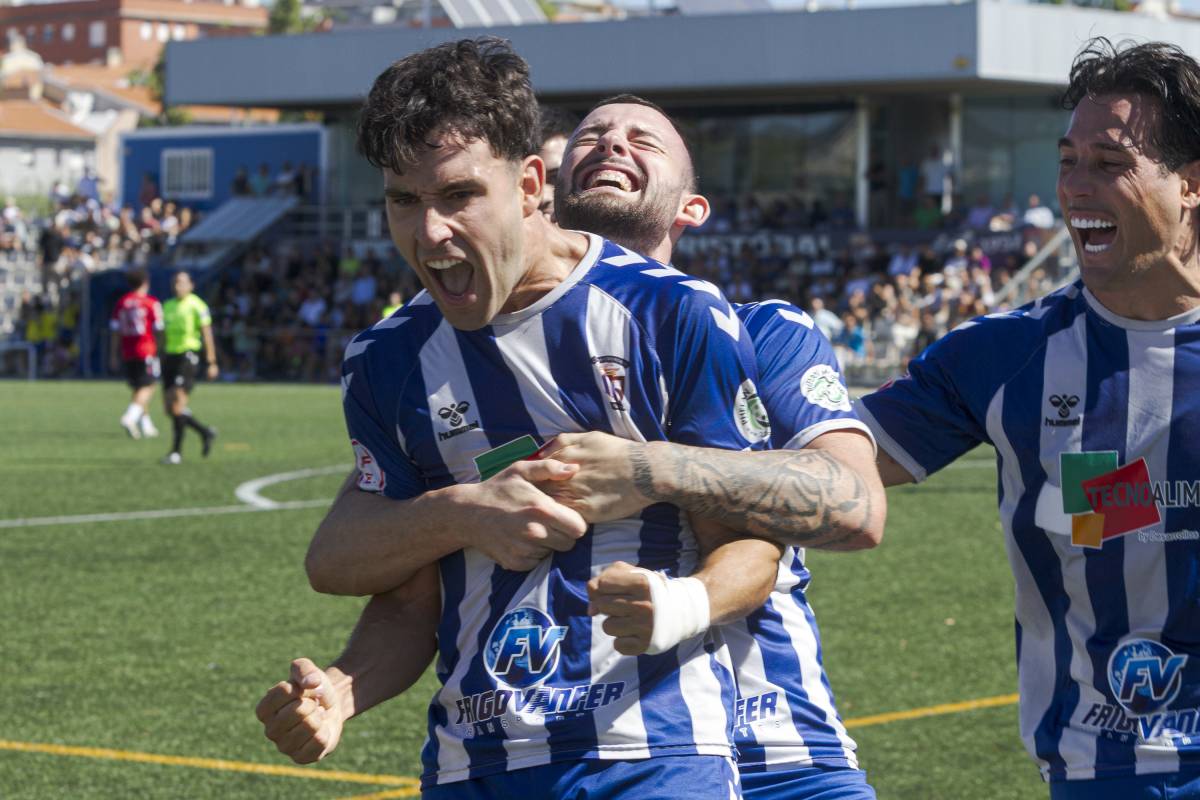 Pime, celebrant el seu gol contra el San Juan de Montcada amb els seus companys Adrià Alsina i Riki - Lluís Clotet