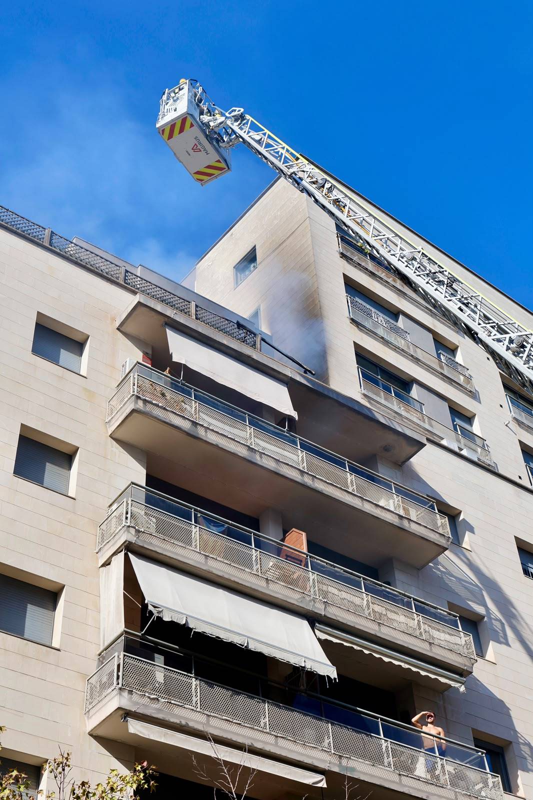 Incendi al carrer de les Tres Creus