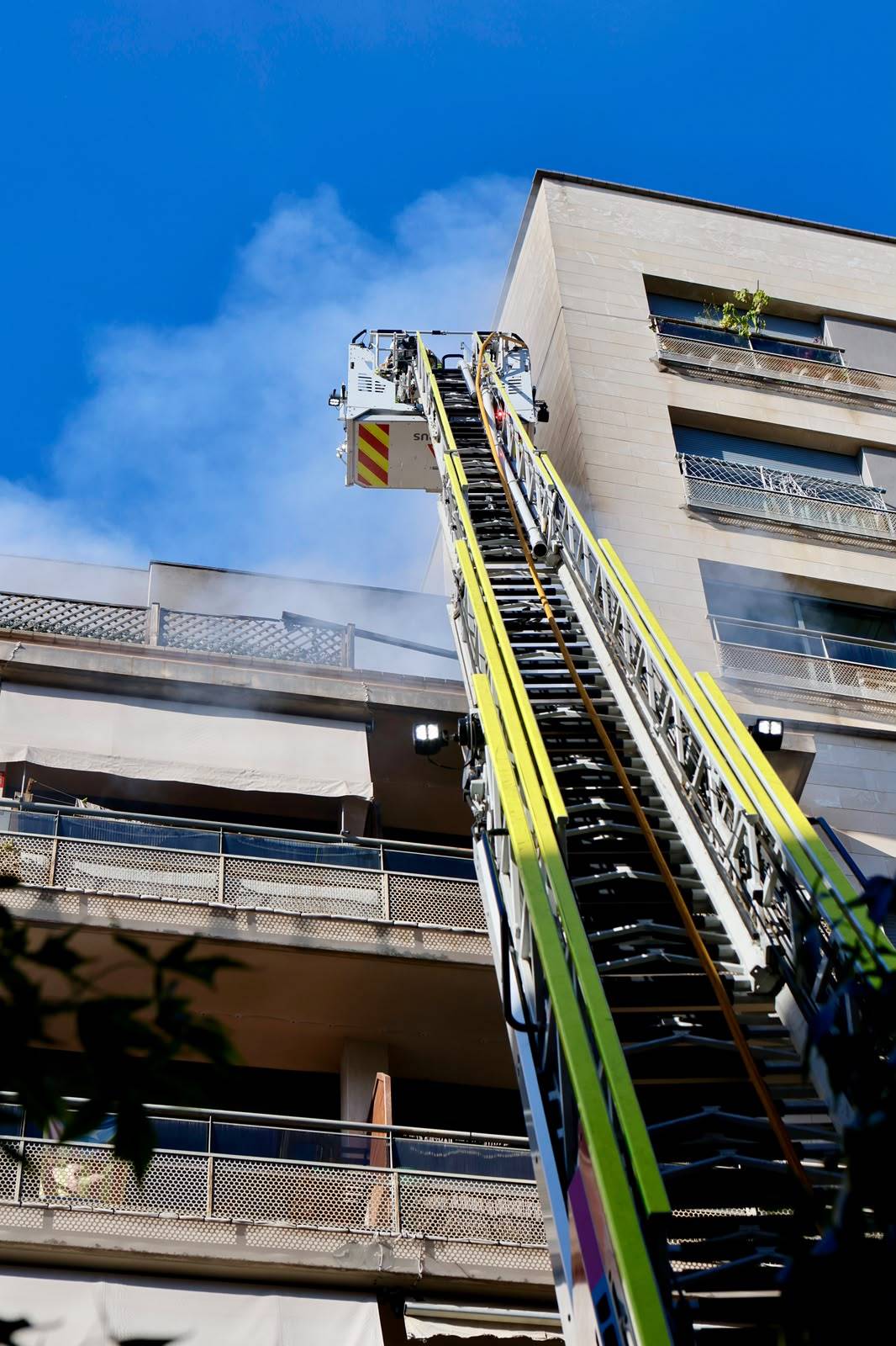 Incendi al carrer de les Tres Creus