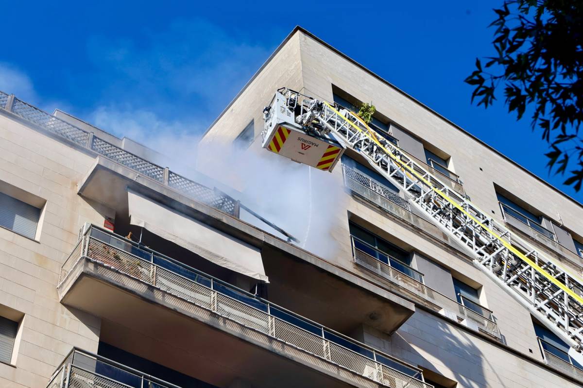FOTOS | Incendi en la terrassa d'un pis a Sabadell