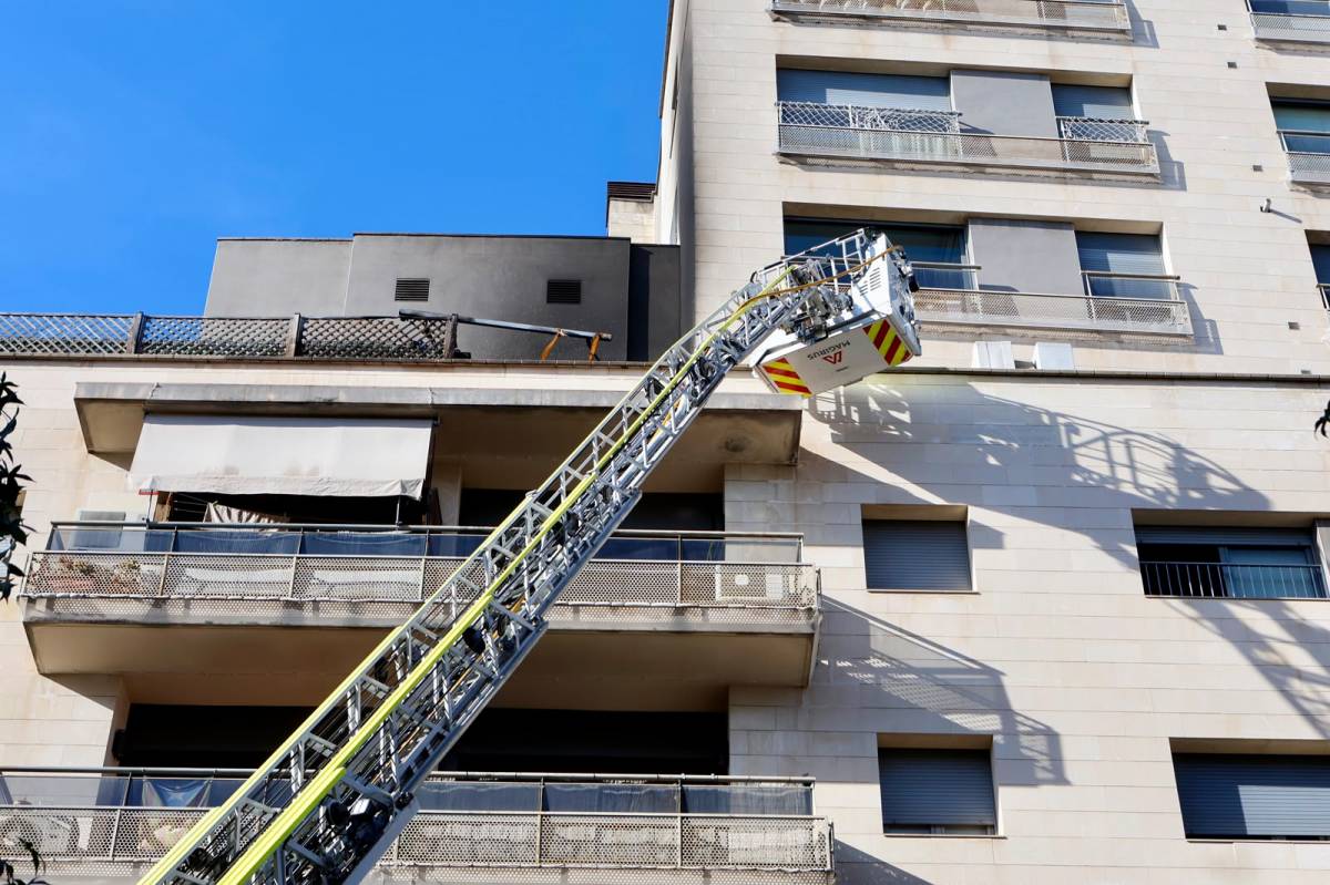 Incendi al carrer de les Tres Creus