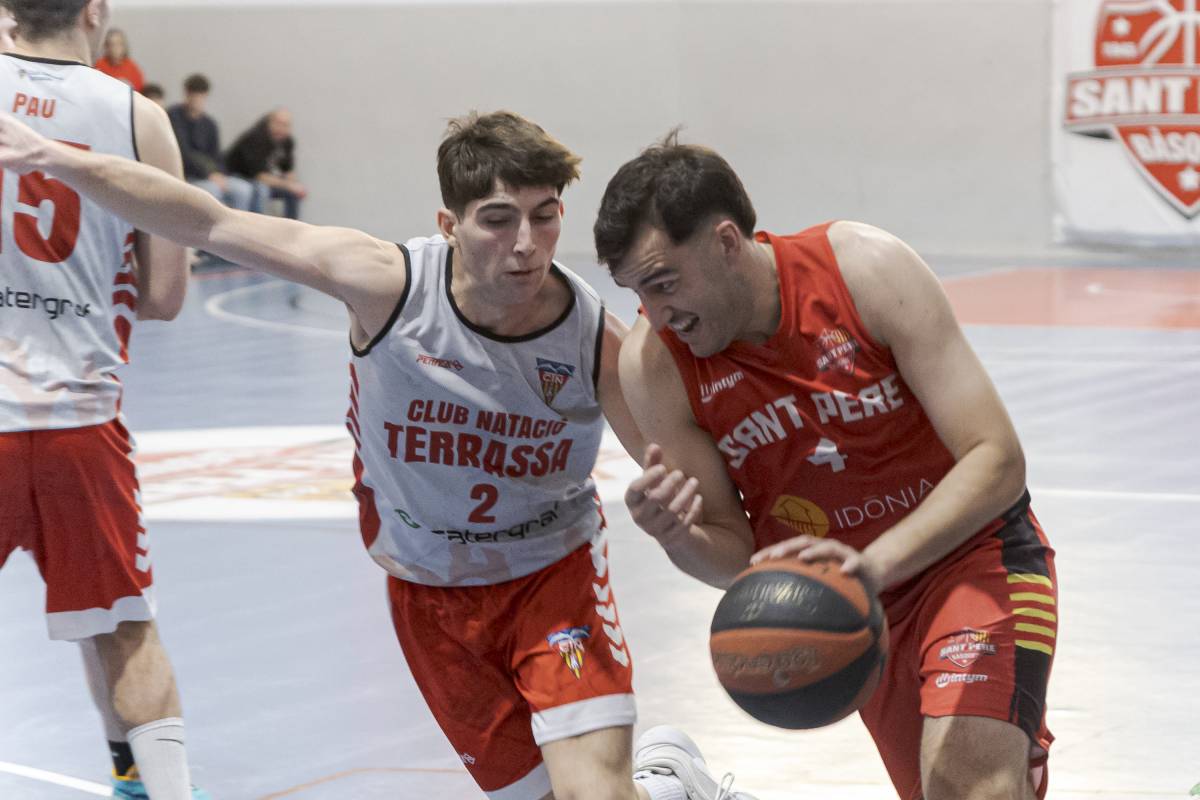 Una acció del derbi de la temporada passada al Casal - LLUÍS CLOTET