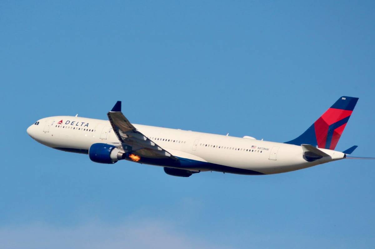 Un avió aterra d’emergència a l'aeroport del Prat després de detectar foc en un motor