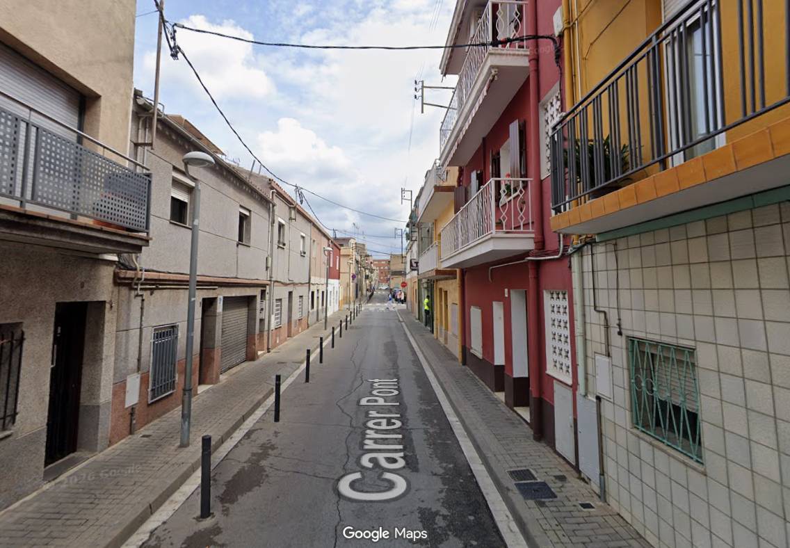 Tres ferits, un de gravetat, en esfondrar-se el sostre d'un habitatge a Canovelles