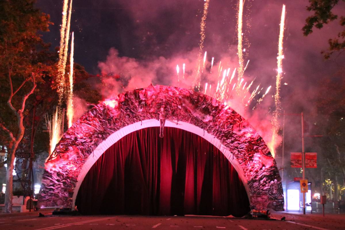 La nova Porta de l’Infern enlluerna el correfoc de la Mercè al Passeig de Gràcia