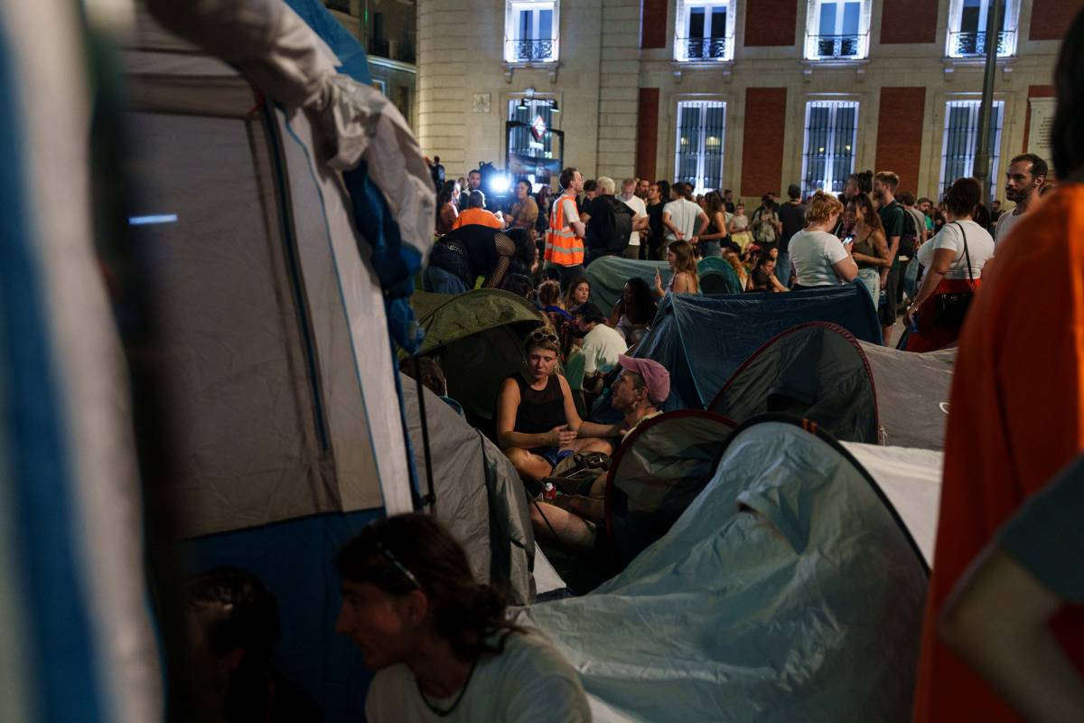 Milers de persones clamen a Madrid contra els desnonaments i acaben amb una acampada a Sol