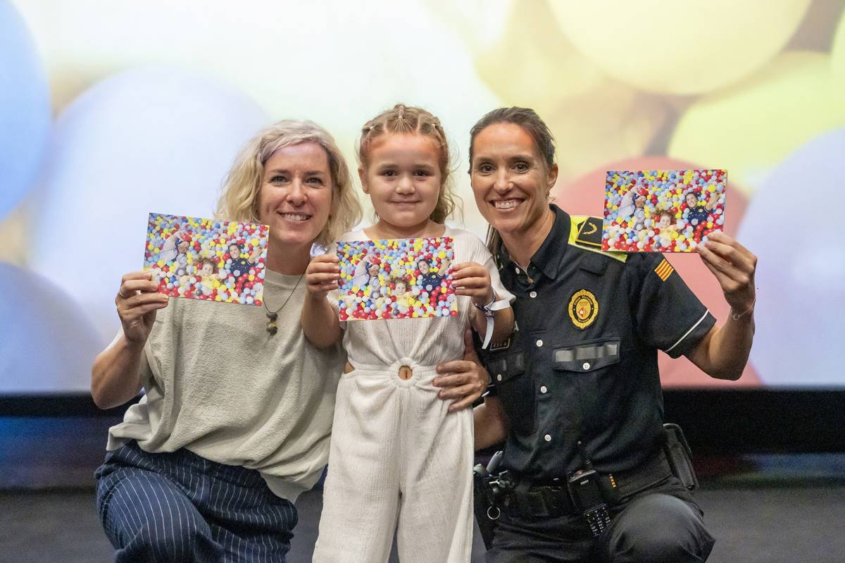 Policías x Valientes presenta el seu nou calendari solidari