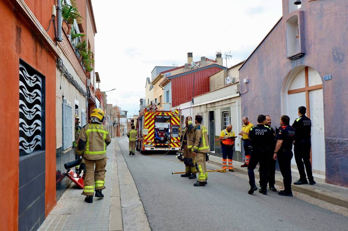 Un incendi en una barbacoa a Sabadell mobilitza els serveis d'emergències - Juanma Peláez