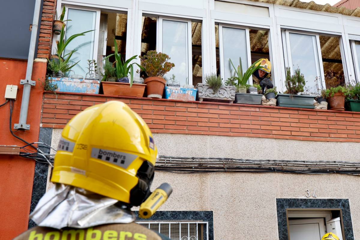 Un incendi en una barbacoa a Sabadell mobilitza els serveis d'emergències - Juanma Peláez