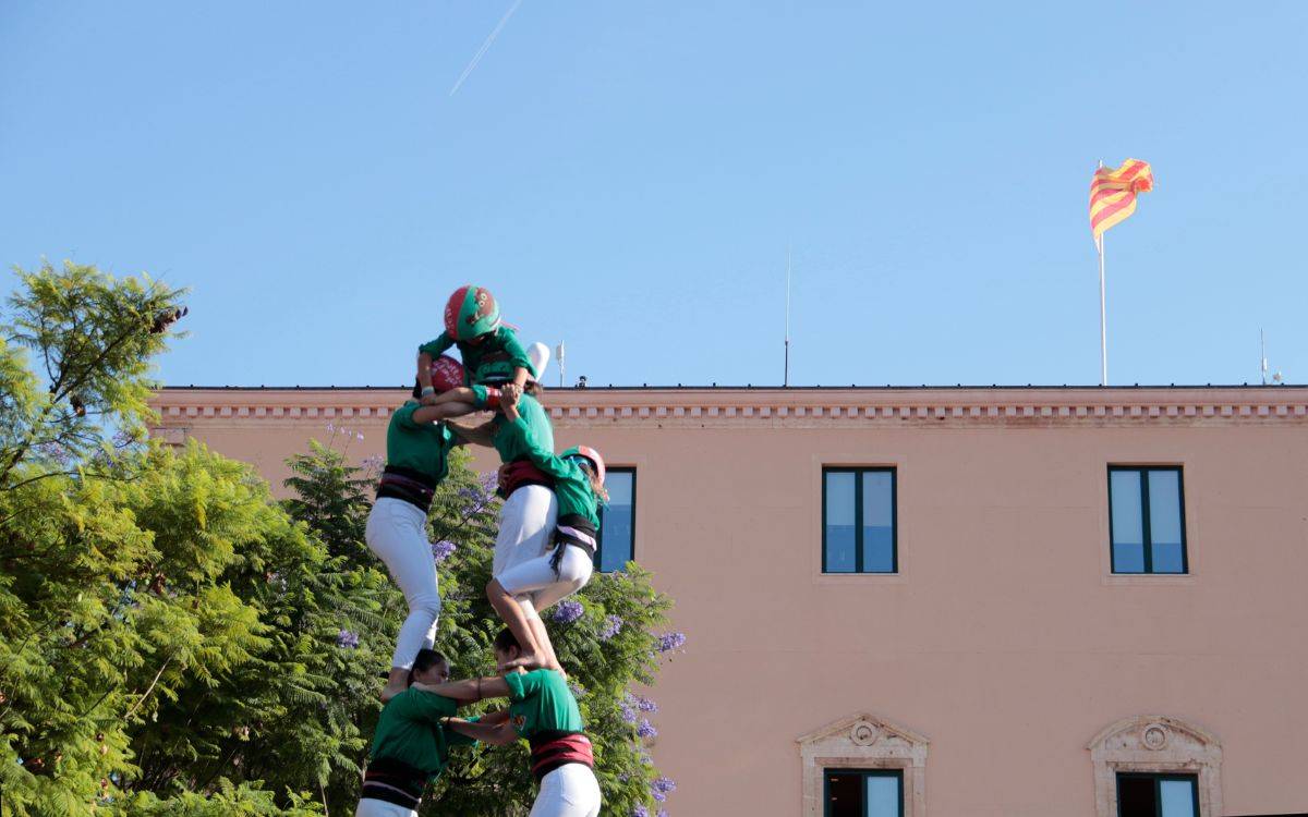 Els Castellers d'Esparreguera s'imposen en la primera jornada del Concurs de Castells a Torredembarra