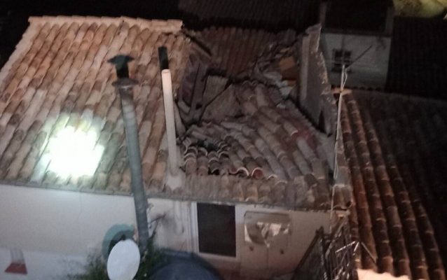 S’ensorra la coberta d’un edifici al carrer Sant Antoni de Móra d’Ebre