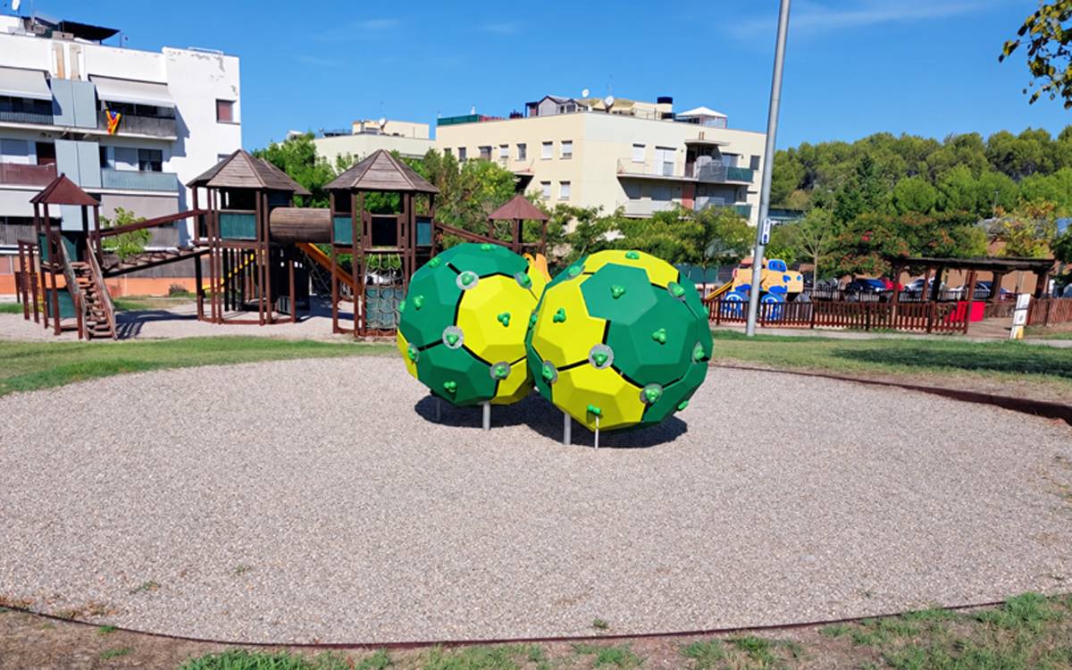 Sant Fruitós de Bages estrena nous jocs i paviments tous en diversos parcs infantils