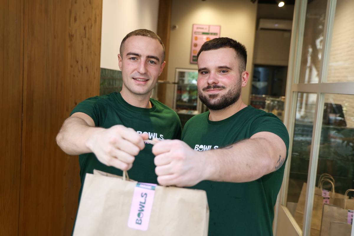 De l’amistat al negoci: dos joves sabadellencs obren un nou local de menjar saludable al Centre
