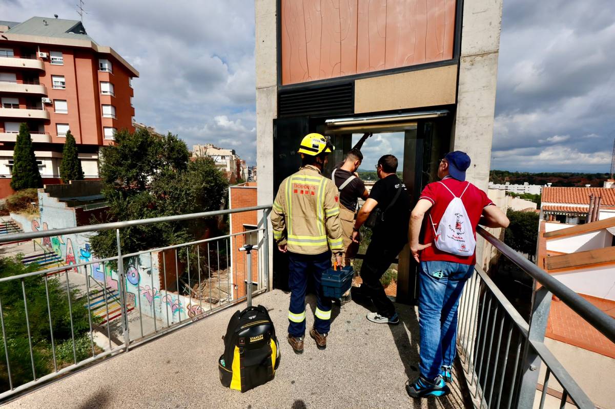 Una dona queda atrapada més de mitja hora a l'ascensor de Can Puiggener 