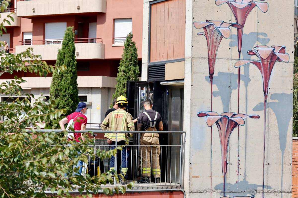 Rescat dels bombers d`una dona atrapada al ascensor de Can Puiggener