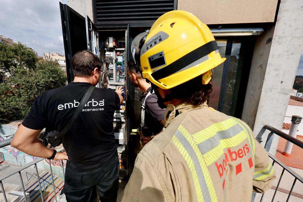 Rescat dels bombers d`una dona atrapada al ascensor de Can Puiggener