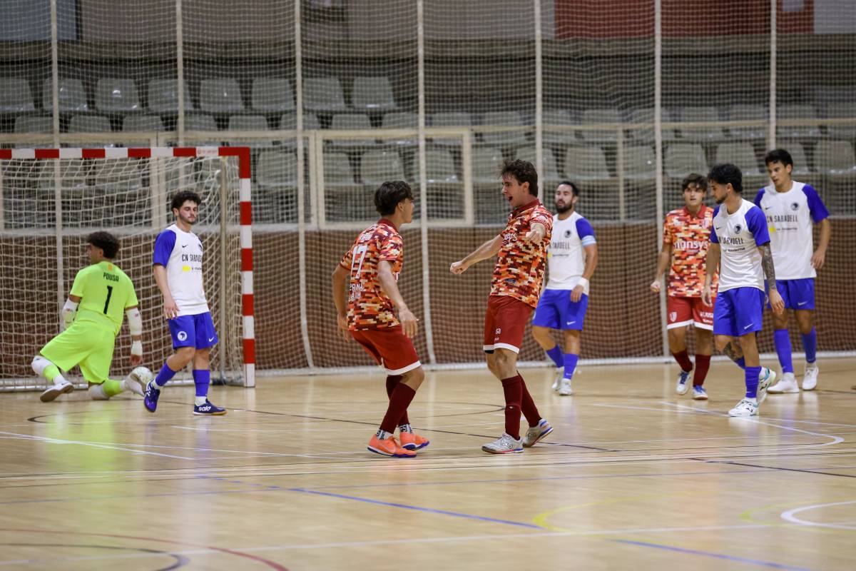 El conjunt valencià, celebrant un dels seus gols al pavelló del Nord