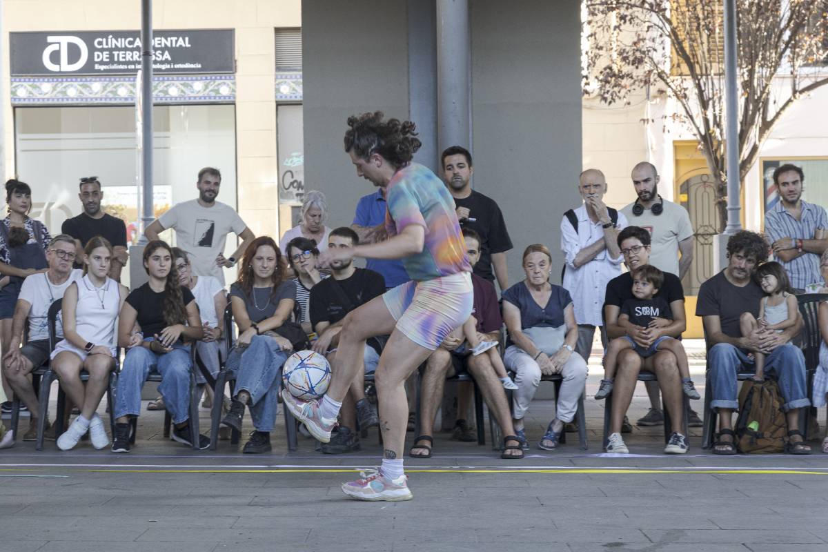 "Oxímoron", de Checho Tamayo, una de les obres de carrer del TNT - Lluís Clotet "Oxímoron", de Checho Tamayo, una de les obres de carrer del TNT