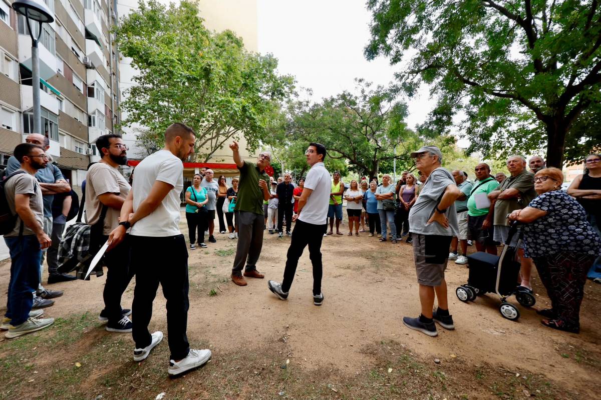 Reunions a Badia per explicar el procés de retirada de l`amiant - Juanma Peláez Reunions a Badia per explicar el procés de retirada de l`amiant