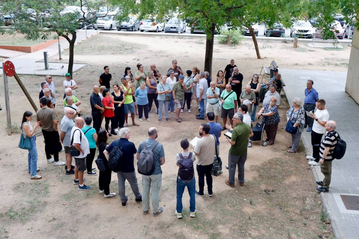 Reunions a Badia per explicar el procés de retirada de l`amiant - Juanma Peláez Reunions a Badia per explicar el procés de retirada de l`amiant