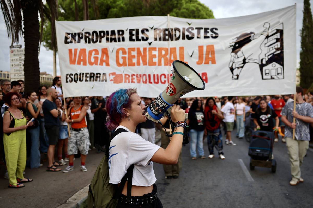 Centenars de manifestants tallen la Diagonal de Barcelona per exigir a Sánchez solucions a la crisi de l’habitatge