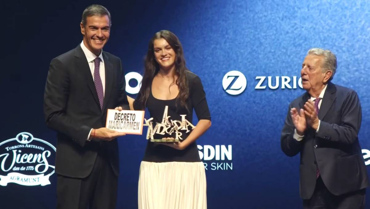 Sánchez exhibeix un «decret Maricarmen» durant els Premis La Vanguardia