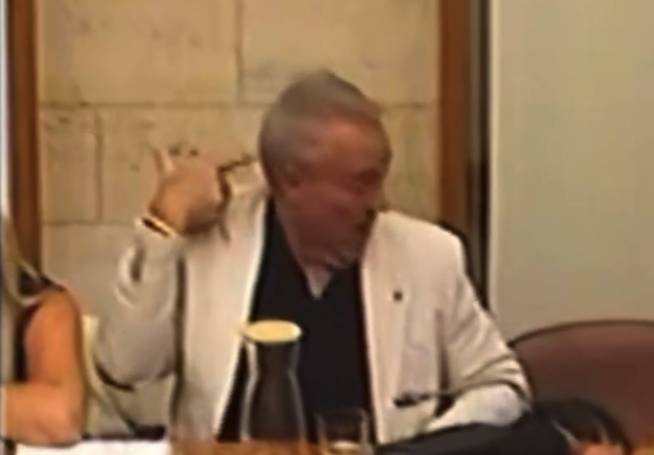 VÍDEO | Crítiques a un regidor de l'extremadreta per un desafortunat gest al ple municipal de Sabadell
