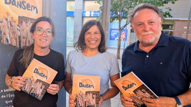 Tres dècades de danses tradicionals de l’Escola Tecnos, recollides en un llibre