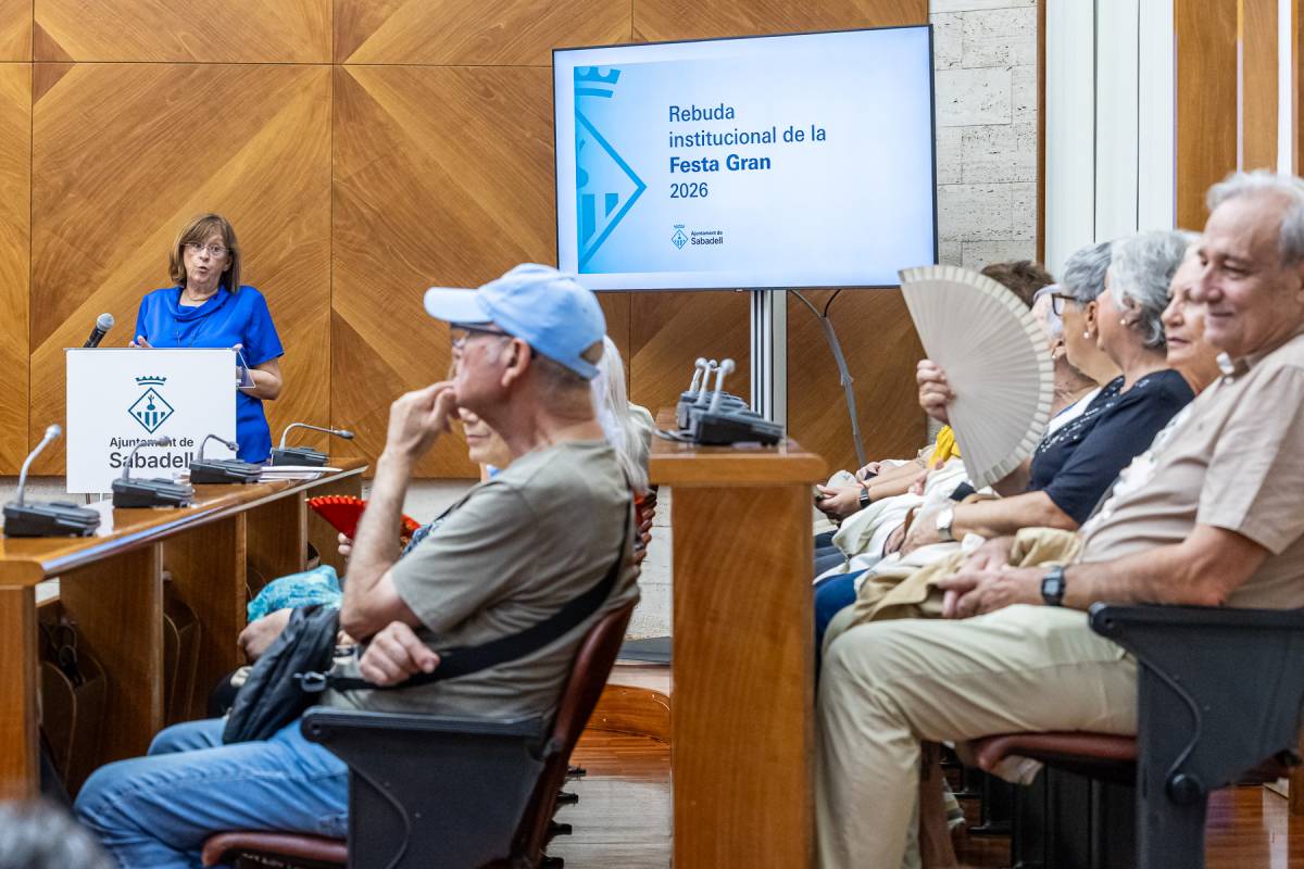 Begoña Antunez davant membres del Consell de la Gent Gran de Sabadell - Juanma Peláez Begoña Antunez davant membres del Consell de la Gent Gran de Sabadell