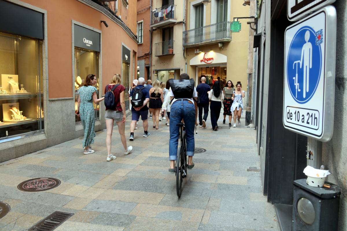 El 95% dels ciclistes no baixa de la bicicleta al Barri Vell de Girona quan ho hauria de fer