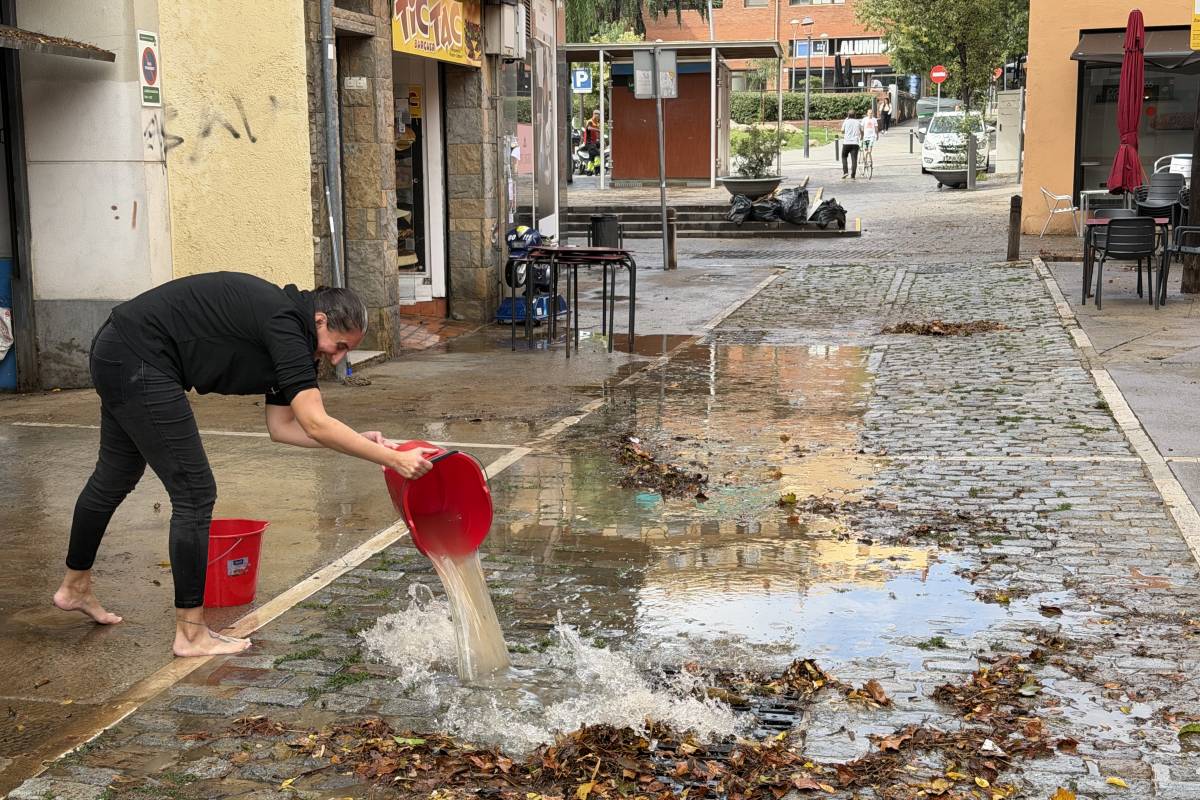 Diversos comerços, baixos i garatges queden negats pel temporal a Sant Cugat