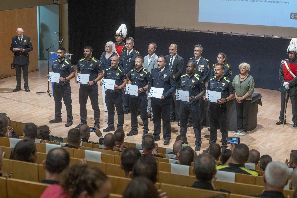Entre aplaudiments i valors: Terrassa ret homenatge als seus policies i a la ciutadania compromesa