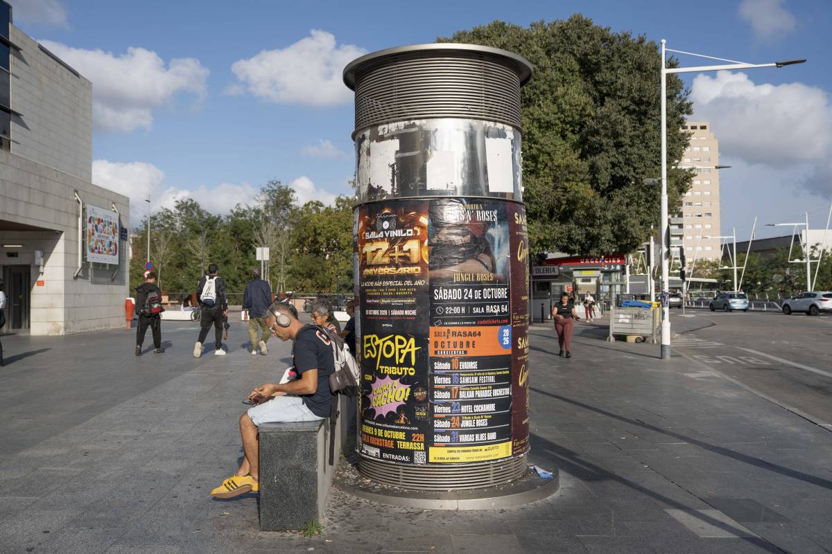 Volen convertir els pirulís publicitaris en suport artístic: "L'espai públic està en joc"