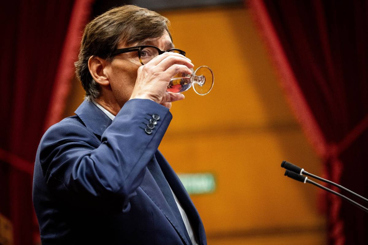 El dit de la Maricarmen assenyala el camí d'Illa