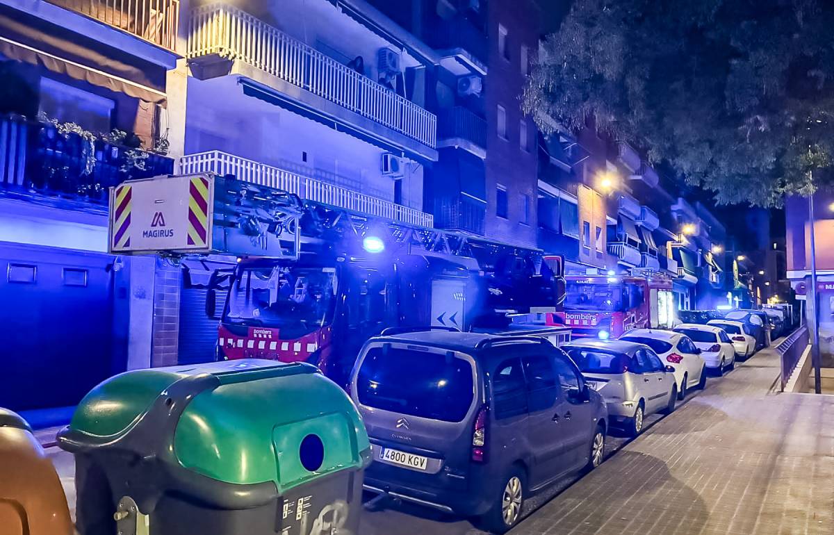 Incendi en un local del carrer de Demòstenes - Juanma Peláez Incendi en un local del carrer de Demòstenes