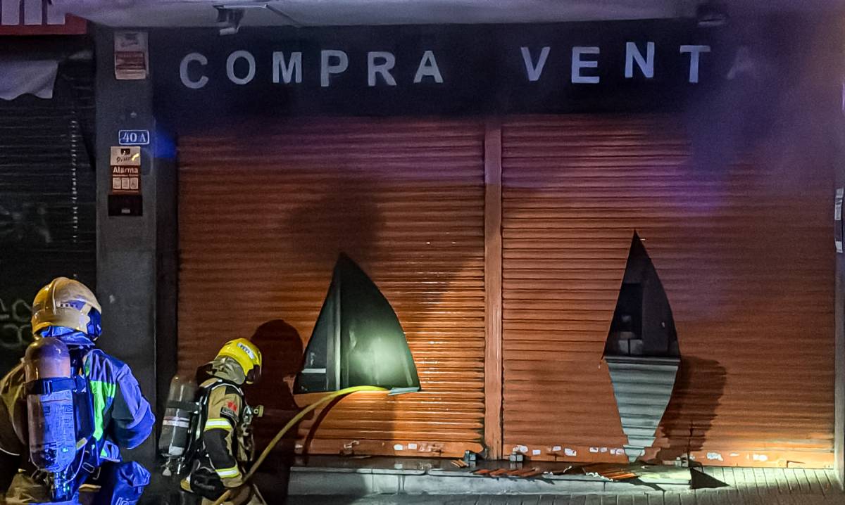 Incendi en un local del carrer de Demòstenes - Juanma Peláez Incendi en un local del carrer de Demòstenes