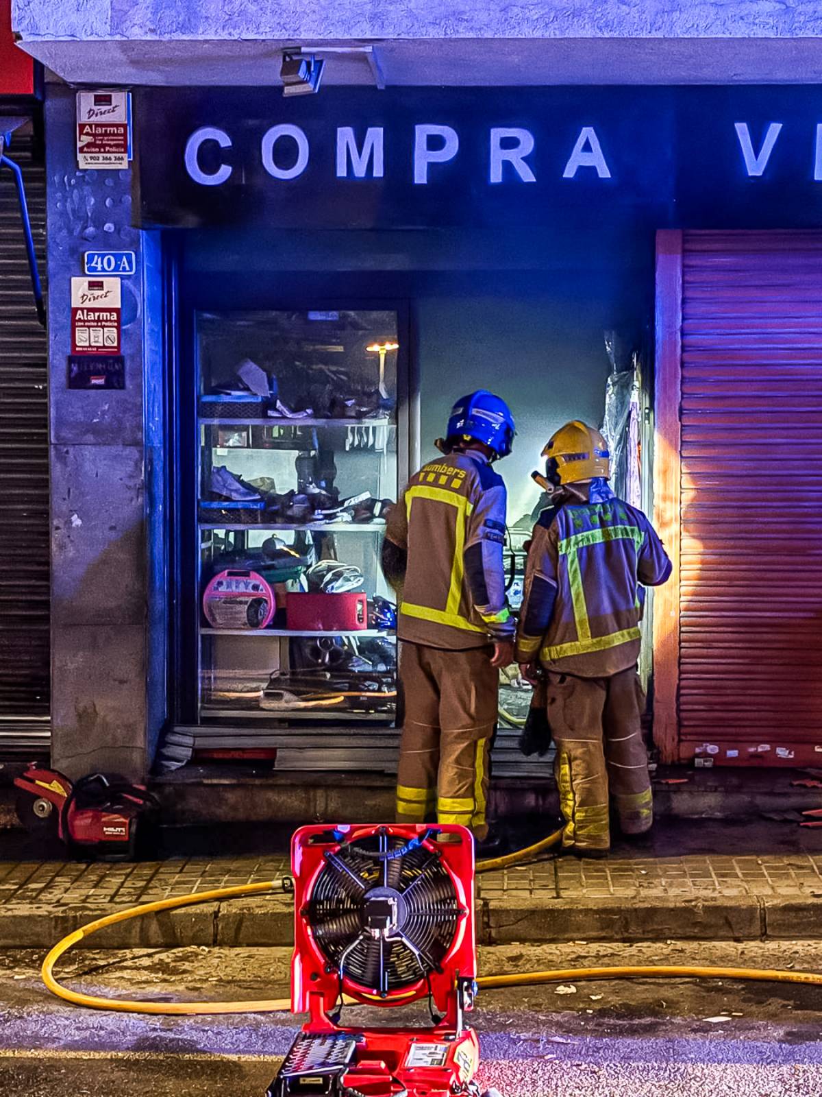 Incendi en un local del carrer de Demòstenes - Juanma Peláez Incendi en un local del carrer de Demòstenes