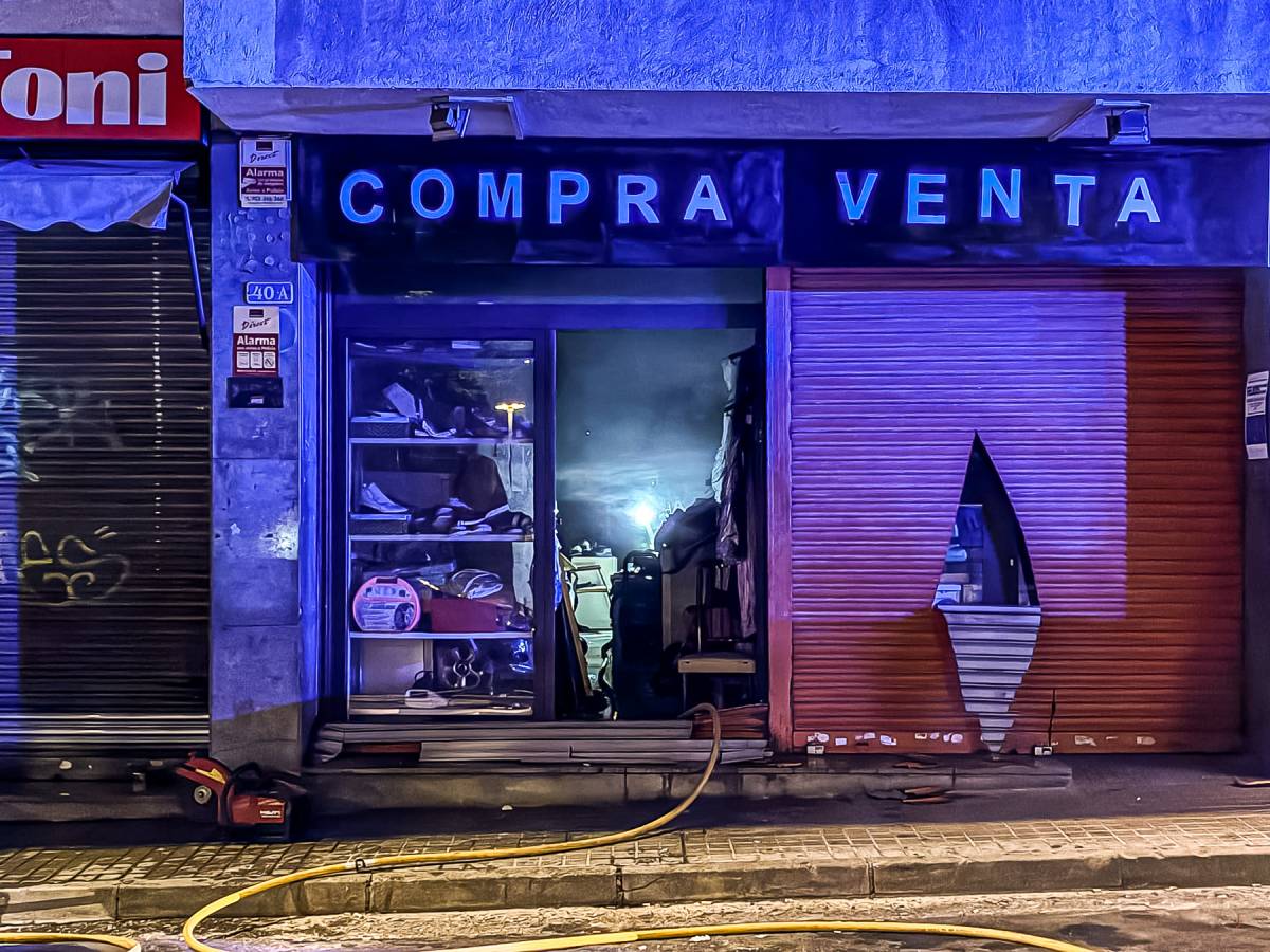 Incendi en un local del carrer de Demòstenes - Juanma Peláez Incendi en un local del carrer de Demòstenes