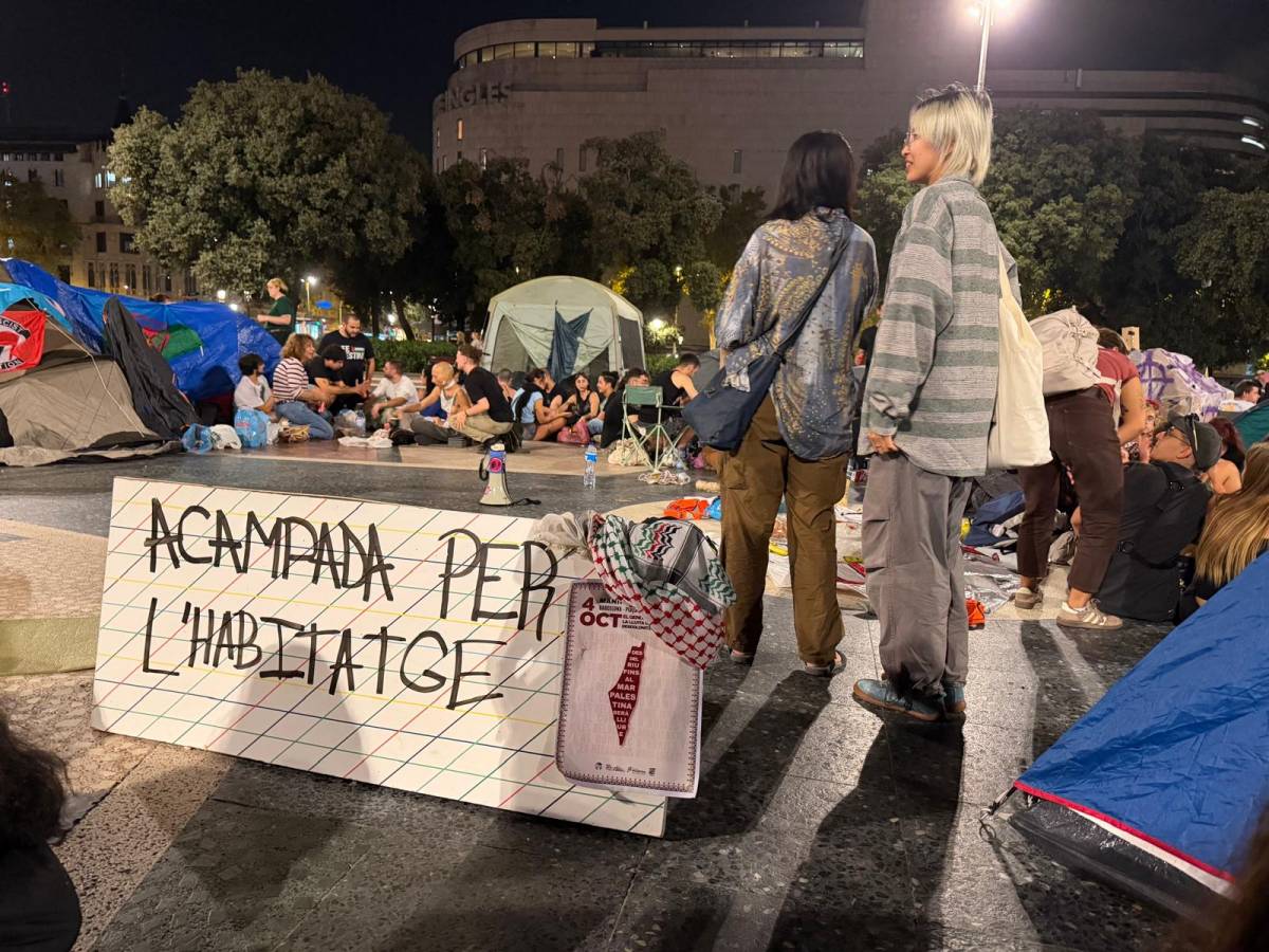 Desenes de persones acampen a plaça Catalunya per reclamar el dret a l’habitatge